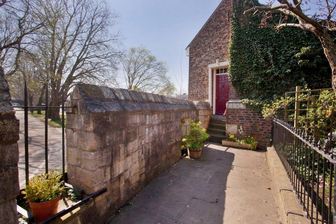 Davys Tower, Built 1250, Touching The City Walls. Villa York Exterior photo
